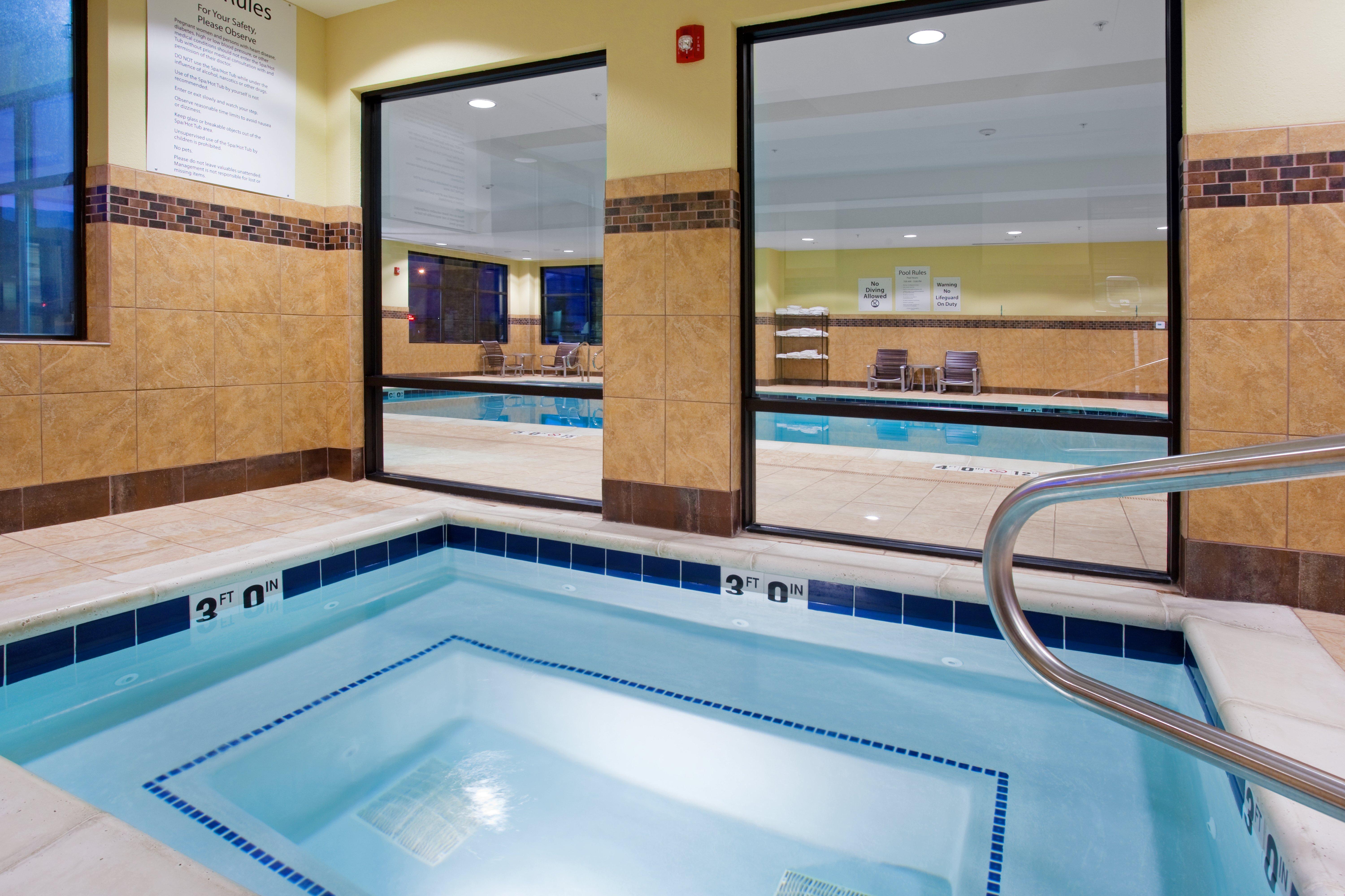 Holiday Inn Express & Suites Logan By Ihg Exterior foto
