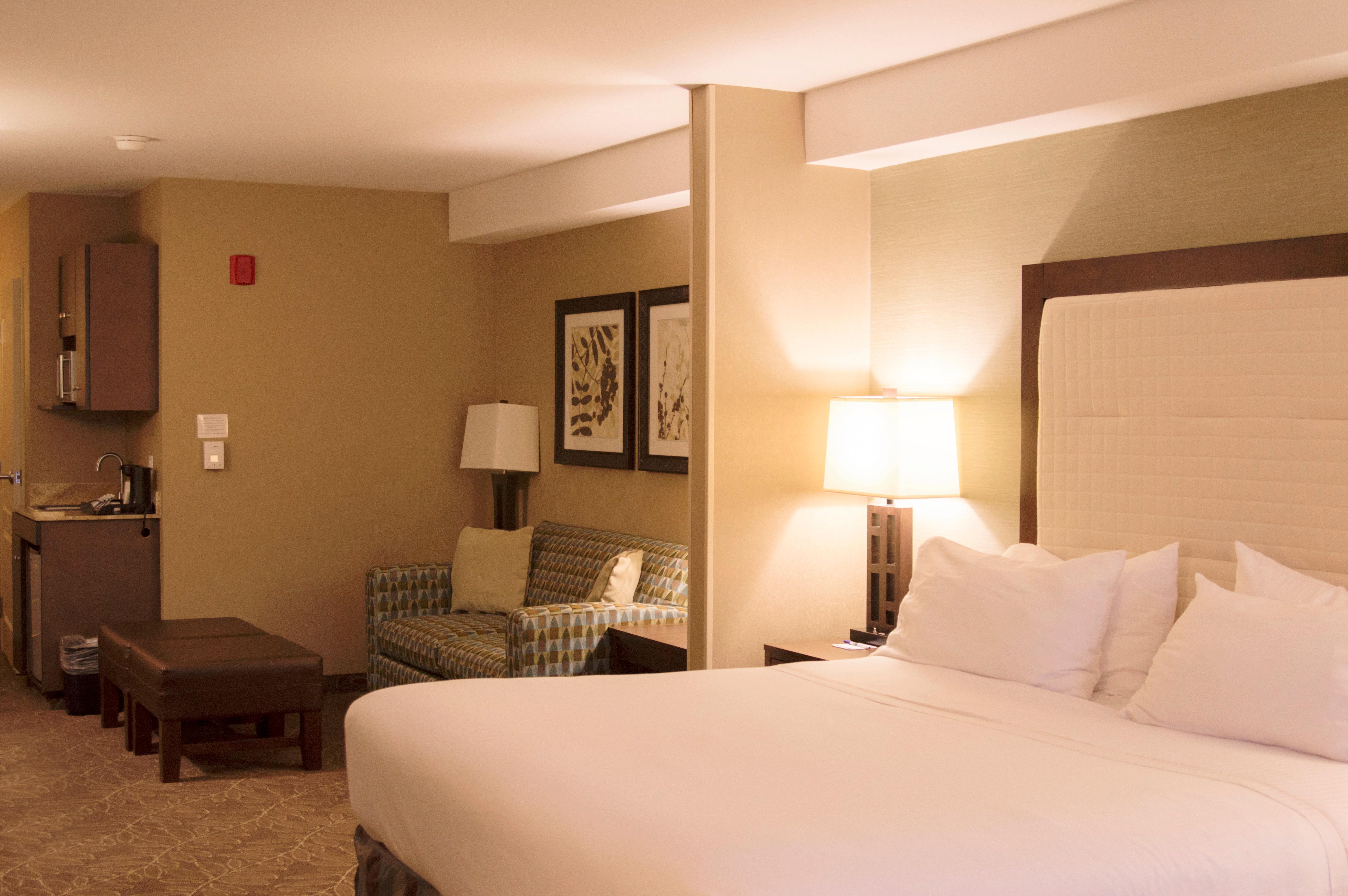 Holiday Inn Express & Suites Logan By Ihg Exterior foto