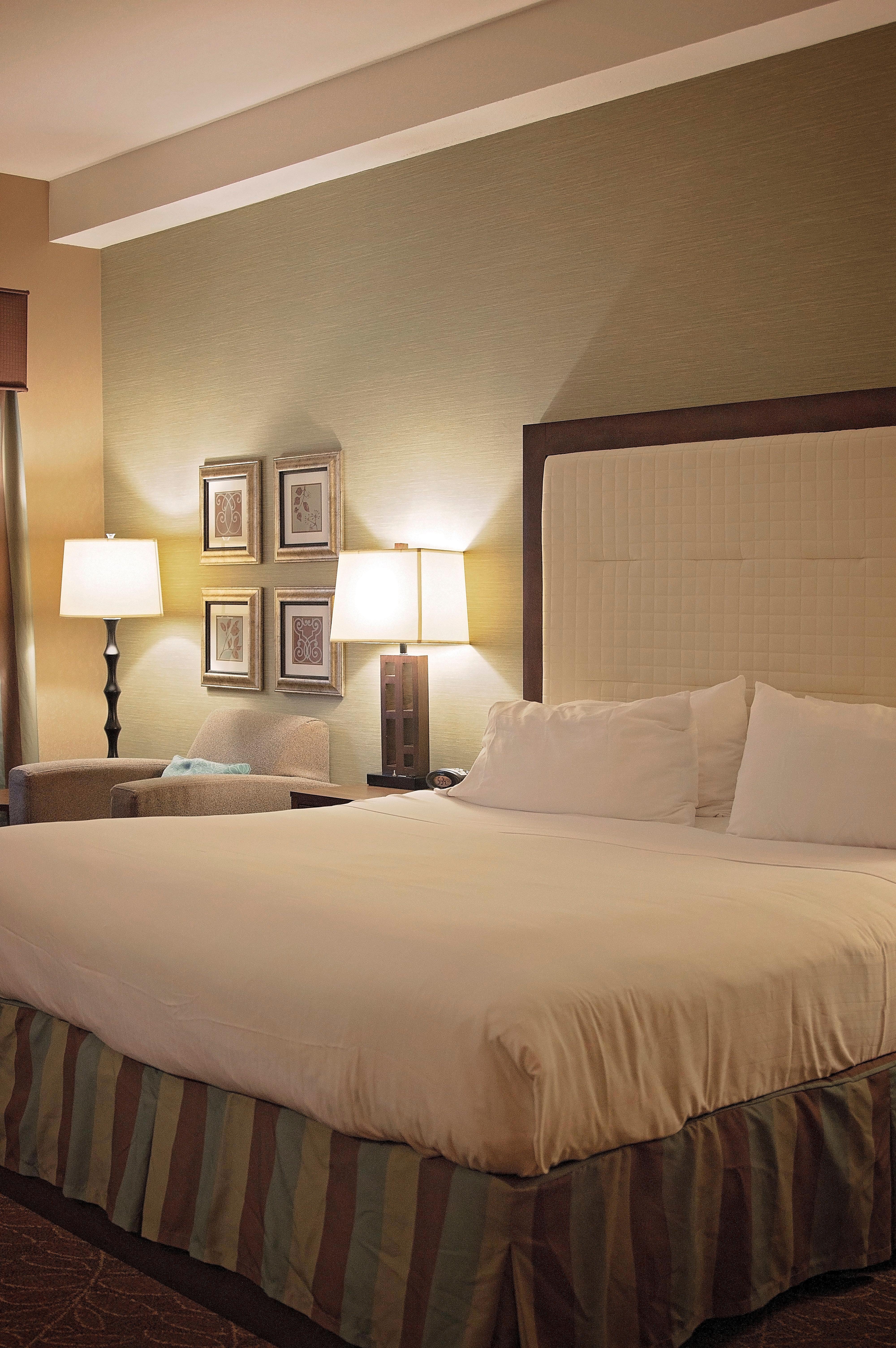 Holiday Inn Express & Suites Logan By Ihg Exterior foto
